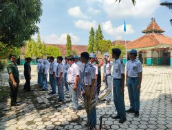 Surasno Berikan Pelatihan Tata Upacara Sekolah untuk Mendidik Siswa