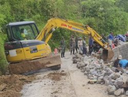 Tak Hanya Alat Tradisional, Alat Berat Excavator Pun Diturunkan Pada Pra TMMD Di Desa Kembang